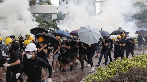 Polis HK lepaskan gas pemedih mata surai demo