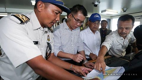Menteri Besar Johor lawat kapal M'sia di perairan S'pura di Tuas