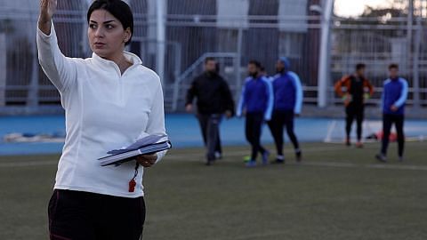 Wanita latih kelab bola lelaki Syria