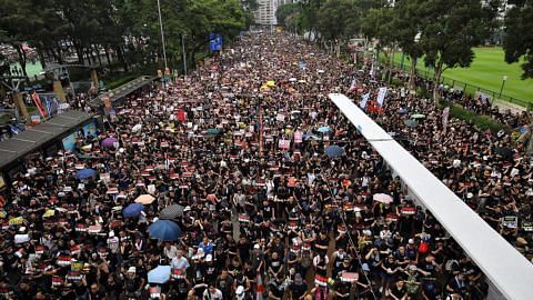 Rakyat HK desak pemimpin letak jawatan