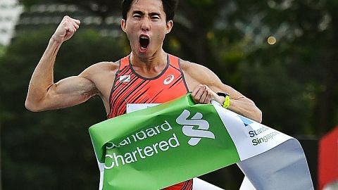 Juara maraton, Persatuan Atlit S'pura 'tikam lidah'
