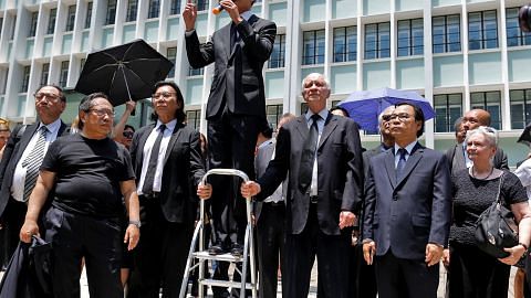 Beratus peguam HK sertai bantahan