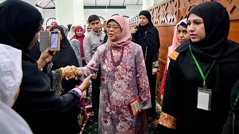 Presiden Halimah sertai jemaah di Masjid Jamae Chulia
