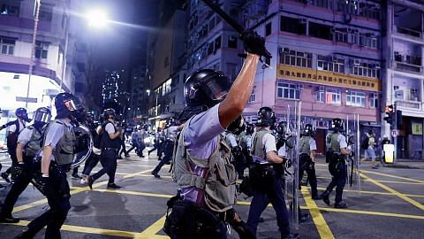 Beberapa akhbar HK siar iklan tunjuk sokongan terhadap polis