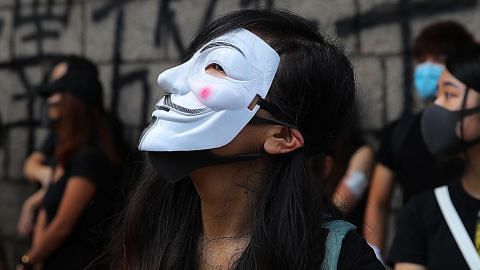 PERGOLAKAN DI HONGKONG Langgar undang-undang antitopeng: Polis HK tahan 77 orang