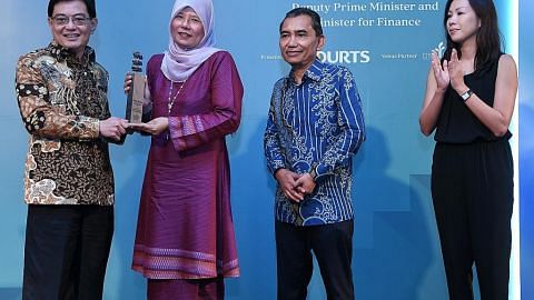 Anugerah Jauhari Harapan disampaikan COURTS Singapore