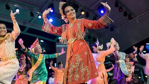Gabungan penari tiga negara kemuncak Festival Muara 2019
