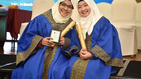 Adik-beradik saling bersaing untuk genggam diploma syariah