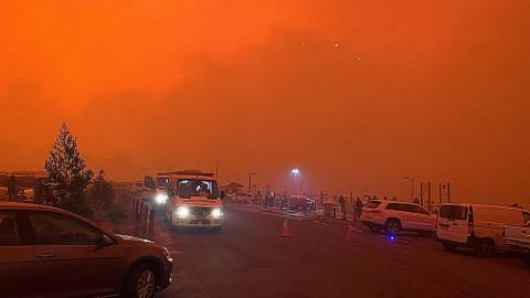Ribuan terperangkap di pantai Australia yang diselubungi api