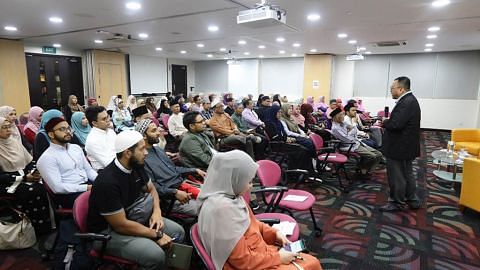 Latihan dalam pekerjaan bagi asatizah kursus Islam dalam Masyarakat Kontemporari