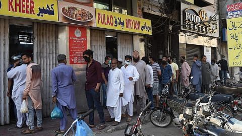 Warga Pakistan banjiri masjid, pasar - tak hiraukan jarak selamat