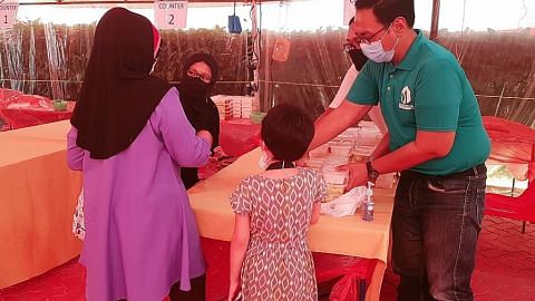 Jururawat bantu agih makanan #SGUnited Buka Puasa