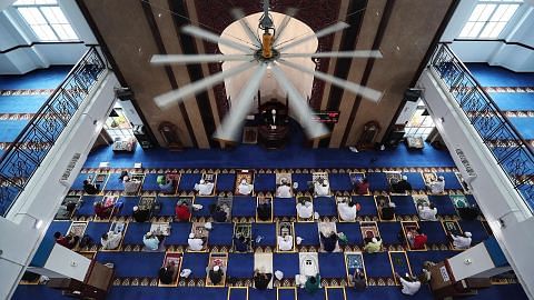 Masjid dibuka semula bagi solat Jumaat