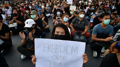 Thailand bergolak, penunjuk perasaan desak PM letak jawatan