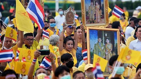 Penunjuk perasaan desak PM Prayut henti 'bersembunyi' Raja Vajiralongkorn tingkat kuasa atas institusi, aset awam