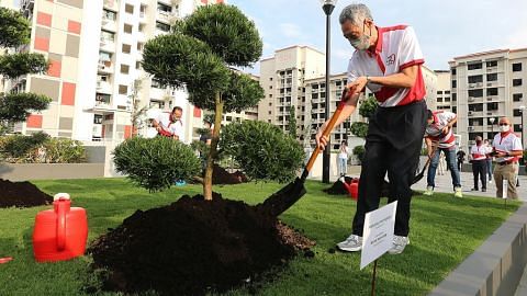 PM Lee tanam pokok di bumbung tempat letak kereta ...