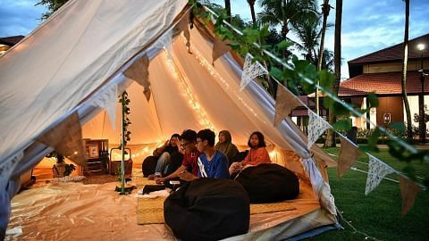 Keluarga seronok 'glamping' di Taman Warisan Melayu