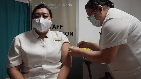 Pekerja jagaan kesihatan sektor privet diberi vaksin