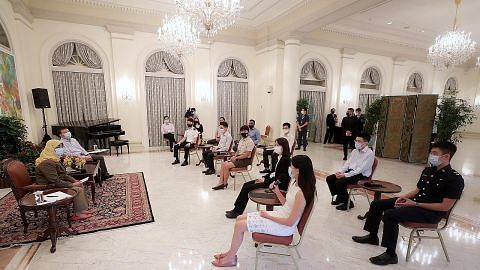 Presiden Halimah berbincang dengan penerima Biasiswa Presiden