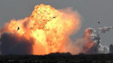 Roket SpaceX meletup tapi misi 'berjaya'