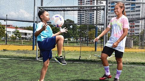 PROGRAM SINGA CHAMPS Pemain bola sepak wanita SG tubuh program sukan bagi pelajar autistik