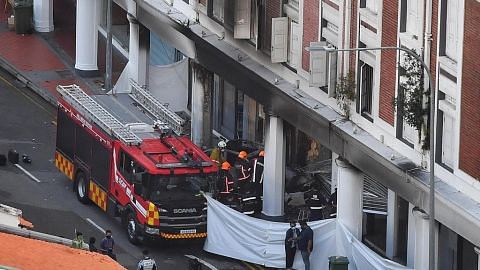 Kereta rempuh rumah kedai lalu terbakar, 5 maut