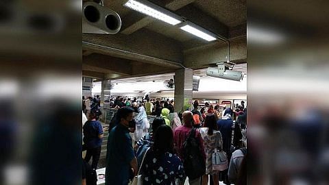 Laluan MRT Utara-Selatan tergendala akibat pintu skrin rosak