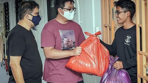 Sukarelawan agih habuan Raya pada keluarga di barat SG