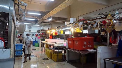 Gerai jual ikan, makanan laut di pasar diarah tutup