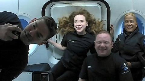 Kapsul SpaceX dengan kru awam selamat mendarat di Lautan Atlantik
