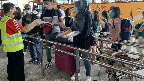 Sanggup beli tiket pesawat dan tiket bas untuk pulang ke Johor
