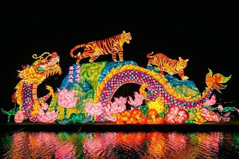 TAHUN HARIMAU: Antara tanglung yang dipamer di acara River Hongbao di Gardens by the Bay ialah yang bercirikan harimau, sempena tahun harimau tahun ini dalam kalendar Cina. - Foto GARDENS BY THE BAY / FACEBOOK