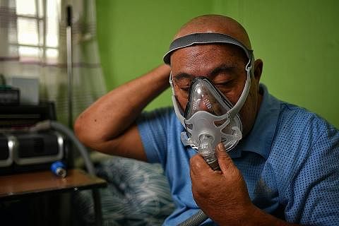 TIDUR TANPA SEKATAN PERNAFASAN: Mesin CPAP yang membantu Encik Mohamda Ruslan Osman, 63 tahun, tidur malam tanpa gangguan. - Foto BH oleh CHONG JUN LIANG