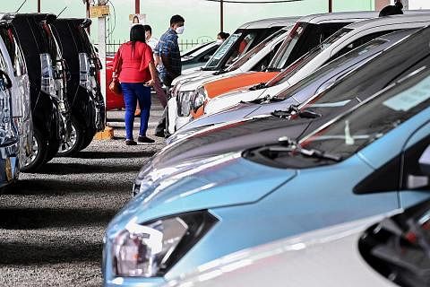 HARGA KERETA TINGGI: Pelanggan di Colombo sedang melihat-lihat kereta terpakai yang dijual di bandar itu, namun dengan harga yang begitu tinggi. - Foto AFP