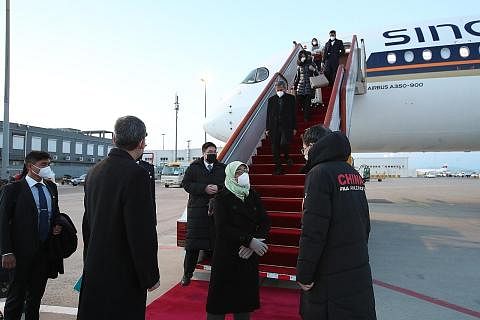SELAMAT TIBA: Presiden Halimah (tengah) tiba di Beijing, kelmarin. Di belakang, Dr Vivian Balakrishnan yang juga menyertai rombongan ke Beijing itu, kelihatan turun dari pesawat. - Foto KEMENTERIAN PERHUBUNGAN DAN PENERANGAN
