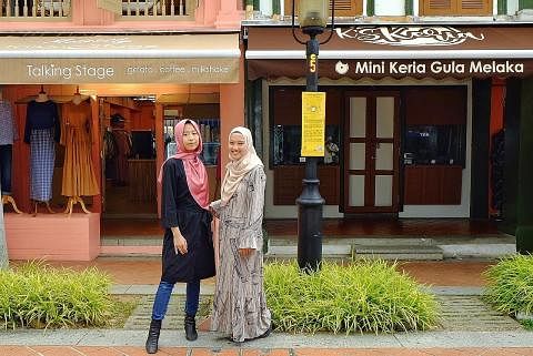 'ORANG BARU': Cik Aisyah (kiri) dan Cik Fatin berhadapan kedai mereka di Bussorah Street yang dibuka semasa pandemik. - Foto BH oleh Mohd Khalid Baba