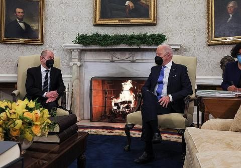 TINGKAT KERJASAMA: Encik Joe Biden (kanan) bertemu pemimpin Jerman, Encik Olaf Scholz, di Rumah Putih, dalam usaha pererat hubungan dan kerjasama antara dua sekutu terdekat itu. - Foto REUTERS