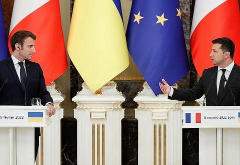 USAHA ELAK PERANG: Presiden Perancis, Encik Emmanuel Macron (kiri), bersama Presiden Ukraine, Encik Volodymyr Zelenskiy, pada sidang media selepas pertemuan mereka di Kyiv. Encik Zelenskiy agak sangsi akan sebarang jaminan yang diterima Encik Macron 