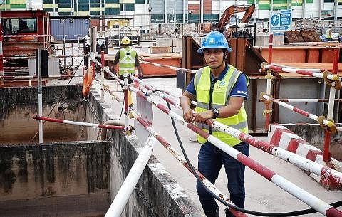 UTAMAKAN KESELAMATAN: Sebagai pengurus keselamatan di tapak pembinaan bagi projek besar seperti membina sebuah stesen MRT, Encik Mohammad Hafiiz Johari amat prihatin tentang keselamatan dan kesihatan para pekerjanya. Setiap kali selepas mengadakan ta
