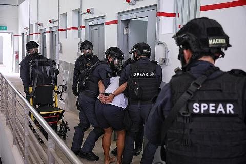 KAWAL KEADAAN: Pasukan Respons Tindakan Kecemasan Penjara Singapura (Spear) akan dikerahkan untuk mengawal keadaan apabila seorang banduan mula berkelakuan ganas atau memberontak.