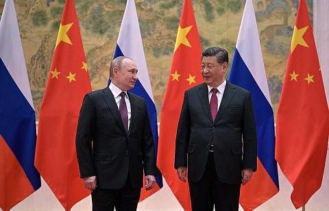 PERKUKUH PERPADUAN: Pertemuan Encik Xi Jinping (kanan) dan Encik Vladimir Putin di Beijing menunjukkan perpaduan kuat, kerana kedua-dua negara itu sedang bergelut dengan ketegangan kian meningkat dengan Barat berhubung krisis Ukraine dan isu lain. - 