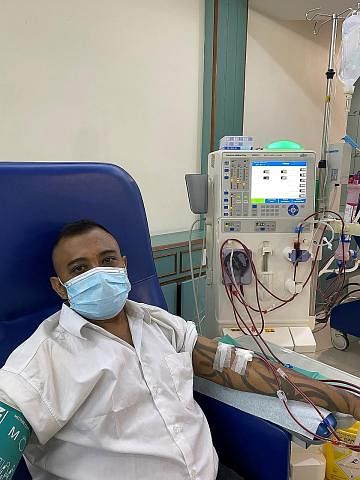 TERUS DIRAWAT: Encik Mohd Faizal kini menjalani dialisis sebanyak tiga kali seminggu akibat sakit ginjal kronik yang dialaminya. - Foto YAYASAN BUAH PINGGANG KEBANGSAAN (NKF)