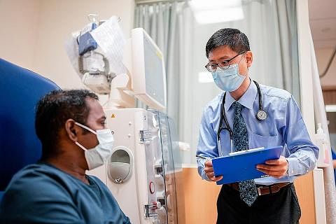 MASALAH GINJAL: Dr Teo (kanan) yang bertemu seorang pesakit berkata apabila penyakit ginjal menyerang, garam dan air tidak mudah dikeluarkan ginjal dan pesakit mungkin mengalami tekanan darah tinggi yang dikawal kurang baik selain sesak nafas akibat 