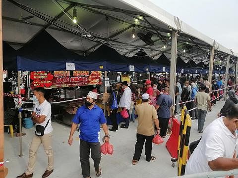 BAZAR DINANTI: Ramai peniaga kecil di Malaysia mengalu-alukan keputusan membenarkan penganjuran bazar Ramadan tahun ini. Gambar dirakam pada 16 April tahun lalu di bazar Ramadan yang diadakan di Keramat, Kuala Lumpur. - Foto BH oleh HAZLIN HASSAN