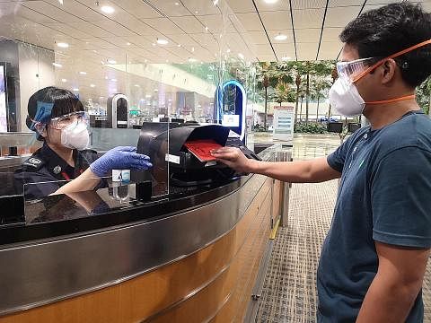 LEBIH SELAMAT: Kaunter imigresen manual di Lapangan Terbang Changi telah direka semula supaya penumpang boleh mengimbas pasport mereka sendiri demi memastikan pemeriksaan imigresen lebih selamat bagi kedua-duanya, penumpang dan pegawai ICA.