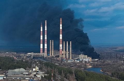 SUKAR DIKAWAL: Kebakaran pada loji jana kuasa di bandar Shchastya, Luhansk, sukar dikawal disebabkan oleh serangan mortar berterusan ke atas kemudahan itu. - Foto EPA-EFE