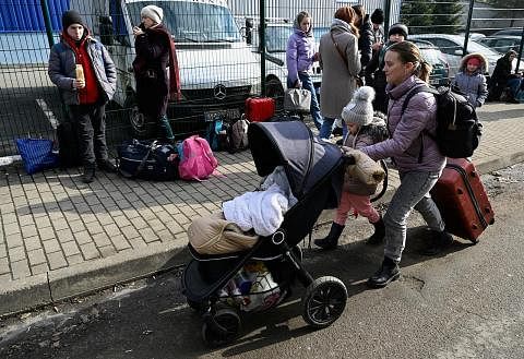CARI PERLINDUNGAN: Ribuan warga Ukraine telah berpindah ke negara-negara jiran, antaranya Moldova dan Romania, sementara lebih 100,000 warga telah melarikan diri dari rumah mereka berikutan serangan Russia. - Foto REUTERS