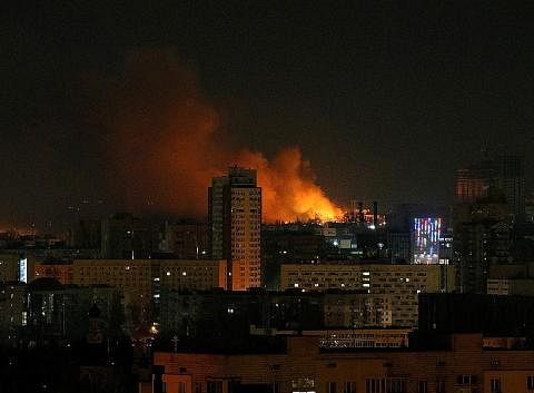 PERTEMPURAN SENGIT: Kepulan asap dan api marak melangit kelihatan jelas susulan pengeboman berdekatan Kyiv, sedang Russia meneruskan pelanggaran ke atas Ukraine, pada tengah malam semalam. - Foto REUTERS