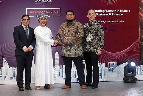 DIIKTIRAF: Encik Umar (dua dari kanan) menerima anugerah daripada Sheikh Khalid Alyahmadi, Pengerusi Amjaad Holdings dalam majlis penyampaian di Dubai pada Disember tahun lalu. Turut menerima anugerah seiring Encik Umar ialah rakan pengasas, Encik Ro