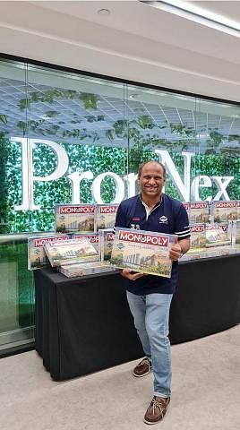 ASAH KEMAHIRAN: Encik Ismail Gafoor dengan permainan Monopoly yang meningkatkan pemahaman pemain tentang pasaran hartanah. - Foto fail